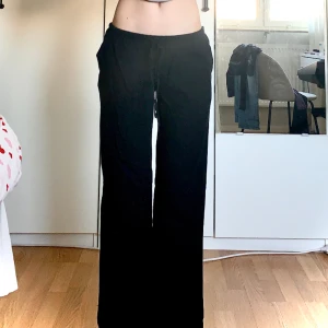 Lågmidjade Linnebyxor  - Svarta lågmidjade linnebyxor i storlek xxs. Dom är verkligen jättefina men tyvärr för korta på mig.  Innerbenslängd: 70cm Hör av dig vid fler frågor💕