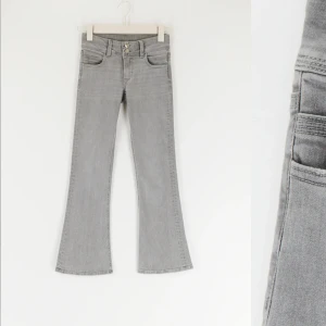 Grå lågmidjade jeans - Säljer dessa så fina jeansen från gina young som är slutsålda på hemsidan. Säljer då de inte kommer till användning längre. De har missfärgats lite på ena sidan. Kolla bilden!! 