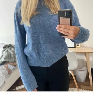 blå neo noir tröja - Lånad första bild från tidigare ägare! superskön blå tröja från neo noir i bra skick, vet ej vilken storlek men passar XS/S, lite nopprig därav priset