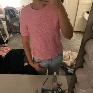 Stickad t-shirt - Rosa fin stickad tröja från vila bara använd något ensktaka gång. Fin och luftig till sommaren
