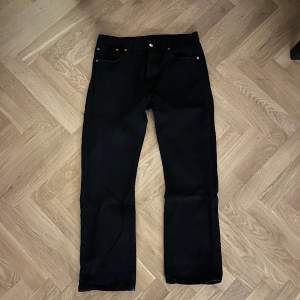 Säljer mina Levis 501 jeans de är i storlek W 33 L 30 men skulle säga att de  sitter som 32/32.  Priset är ej hugget i sten 