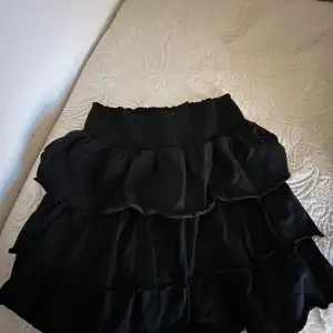 Säljer min volang kjol. Aldrig använd då den är för liten. 