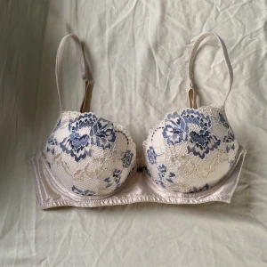 Intimissimi BH - BH från intimissimi i storlek 75C med bygel. Fint mönster i ljus rosa och beige med lila/blå blommor