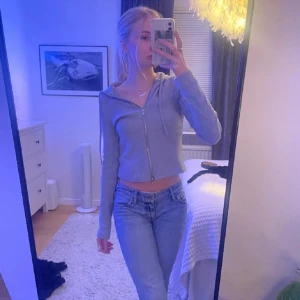 Gina zip - Säljer denna ljusgrå zipen från Gina, då den inte kommer till användning. (Använd cirka 2 gånger så är som ny.) köpt för 400:- säljer för 180:- +frakt🫶🏼