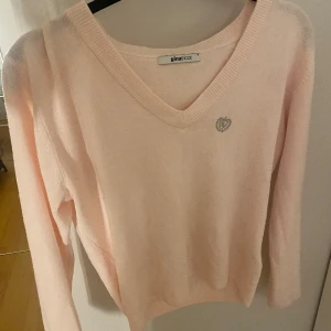 Tröja - Fin tröja med märke på sidan