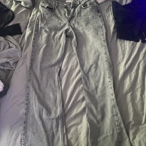 Jeans utsvänga  - Säljer utsvängda Jeans från Gina Tricot köpta för 500 fortfarande bra skick men är lite för högmidjade för mig och för stora dom går till precis under naveln🩷👚