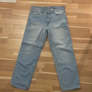 Blåa jeans från H&M i storlek 38.