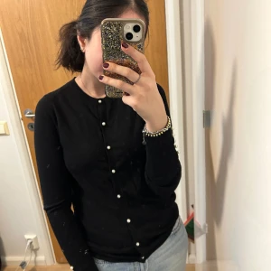 Fin kofta ZARA med pärlor  - Helt ny, oanvänd svart kofta i storlek S, från ZARA med pärknappar. Passar både en CCS, XS, XS och M