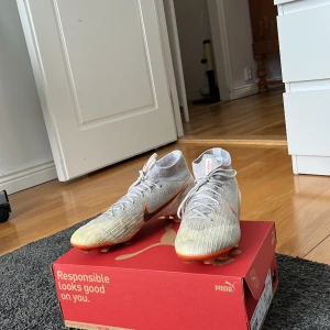 NIKE SUPERFLY FOTBOLLSKOR - Elite Superfly360 skor, Orange/Vit säljer pga av att de är för små. Lätt att använda, bra kvalite passar 40-41