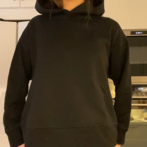 Kort sweatshirt med huva - zara - Tröja är helt ny. Jag har inte använt tröja någon gång och prislappen är kvar. Hann inte returnera den innan 30 dagar så det är därför jag säljer den, för man kan inte Reuters efter 30 dagar. :)