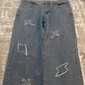 Pris kan diskuteras!!! Baggy jeans med y2k tryck, väldigt nytt skick nästan aldrig använda. 34 W men är väldigt långa och baggy! Dm för mer bilder