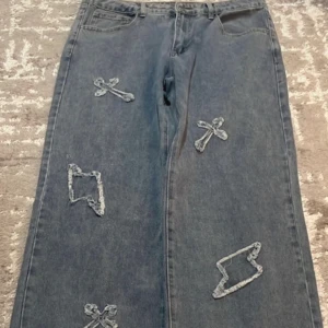 y2k jeans - Pris kan diskuteras!!! Baggy jeans med y2k tryck, väldigt nytt skick nästan aldrig använda. 34 W men är väldigt långa och baggy! Dm för mer bilder