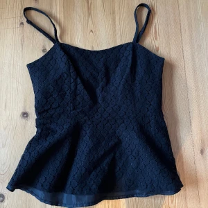 Svart spetstopp  - Svart spetstopp från VERO MODA i storlek 36