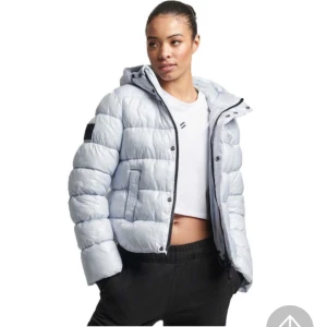Superdry jacka - Säljer min superdry jacka i färgen ljusblå, inga defekter!!  Storlek 38, men skulle säga att den passar om man har storlek 34/36💕✨ 