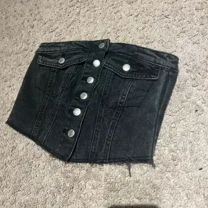 Säljer denna jeans toppen då jag behöver pengar, aldrig använd mycket bra skick💕 