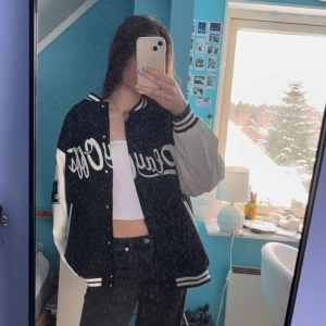 Varsity jacka - Assnygg jacka som endast är använd fåtal gånger, i nyskick! Perfekt till våren 🫶🏻Storlek S men sitter oversized som en storlek L