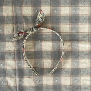 Diadem😽 - Gammalt diadem❤️ Aldrig använt, kan ha varit använd av någon annan men inte på flera år iaf❤️ Bra skick! Fråga om du undrar något!