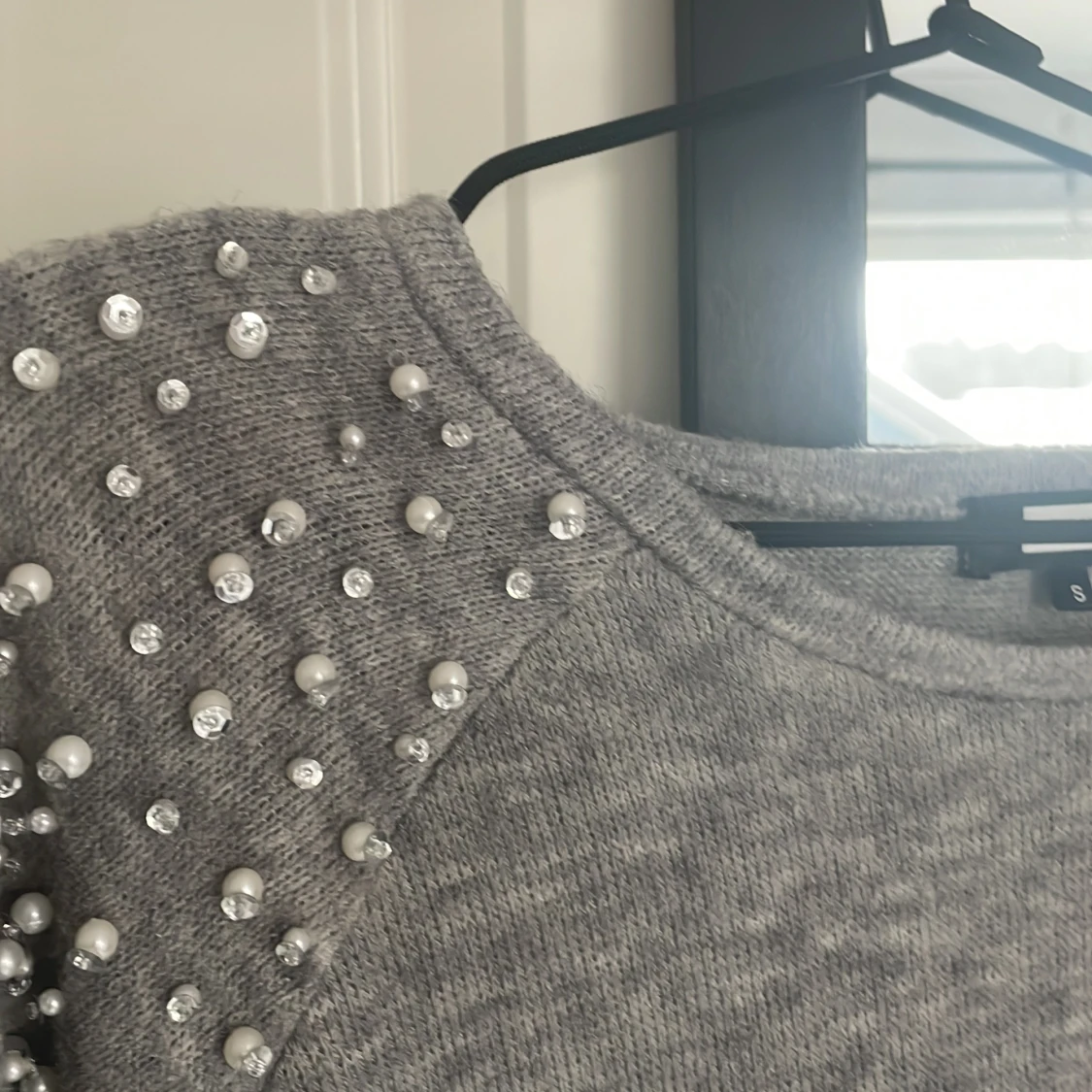 Grå tröja med pärlor ◻️ - 90