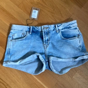 Low waist Ltb jeans shorts - Helt nya. Passade tyvärr inte mig då dom va förstora men ändå as snygga! Storlek M❤️och lowwaist