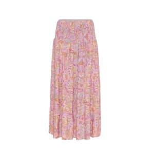 Oanvänd kjol med prislappen kvar 🤍 102 cm lång💋💜 74 cm i midjemått💓💘 Kjolen finns ej att beställa längre på nätet. Priset + frakten❤️‍🔥man kan även ha den som en klänning😍