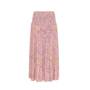 Oanvänd kjol med prislappen kvar 🤍 102 cm lång💋💜 74 cm i midjemått💓💘 Kjolen finns ej att beställa längre på nätet. Priset + frakten❤️‍🔥man kan även ha den som en klänning😍