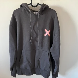 Grå hoodie med rosa detaljer - Hoodie från Collusion. Lite oversized.