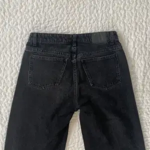 Coola svarta baggy straight jeans från Weekday. De är ganska lowaist. Skriv gärna om ni har frågor🤍