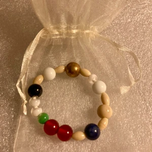 Frälsarkransen, liten  - Använd men i fint skick, guldpärlan kan behöva en liten puts, annars inget att anmärka på. Kan användas som armband för barn, för vuxen med smala handleder el som radband. Kommer i en liten presentpåse.        