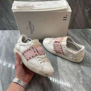 Valentino Rockstud sneaker | Jättefint skick | Sitter 0,5-1 storlek större | Nypris: 6499 | Ingår: Valentino dustbag samt kort | Fraktar spårbart via Postnord, på köparens bekostnad  | Hör av dig vid minsta fråga eller fundering📩