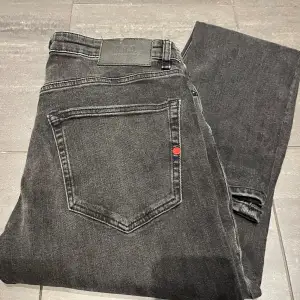 Svarta jeans märke: Royal Denim Division stl: 32/34 herr. Normal midja och avsmalnande ben. Nypris 1100kr knappt använda
