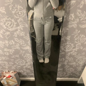 Juicy couture  - Ser helt nya ut säljer på grund av att jag aldrig använder det, säljer hela settet, kofta xs, byxor xxs, perfekt skick, skriv om ni vill ha egna bilder 
