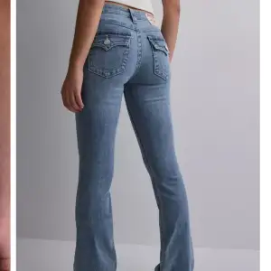 Fina ljusa midwaist jeans ifrån true religion ☺️ , köpt i jeans bolaget och blev nersydda på köpet , passar mig som är 161❤️ använd runt 3 gånger så skicket är 👌🏼👌🏼