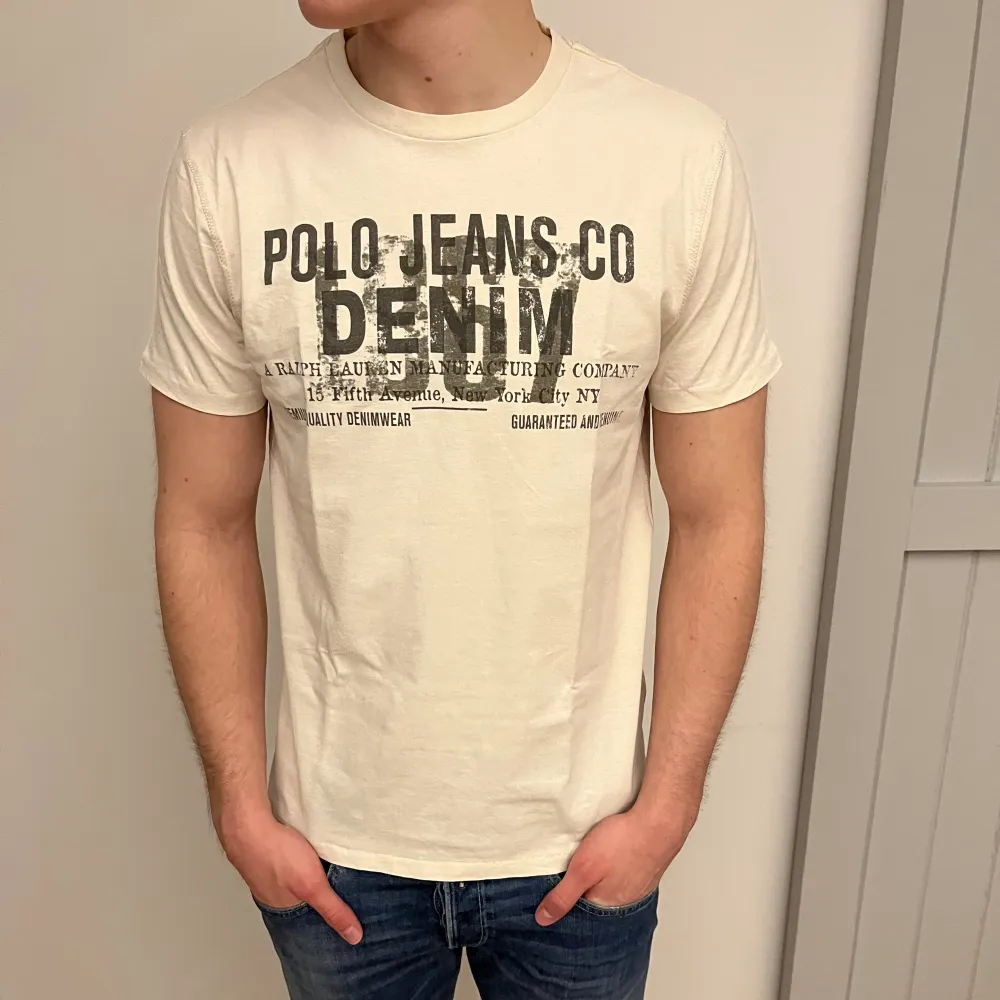 Sjukt fet ralph lauren (polo jeans) tshirt med tryck i väldigt fint skick, perfekt för sommaren. Storlek M. Hör av er vid frågor!. T-shirts.