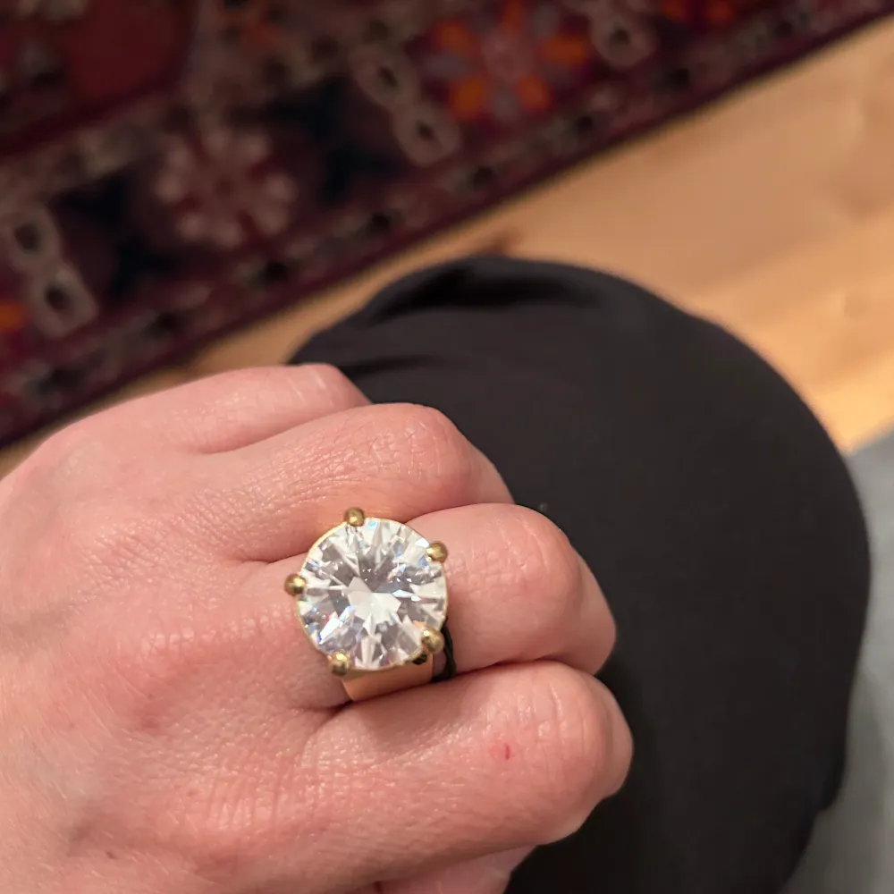 Läcker ring ! . Ringen pryds av en stor  kristall. Liknar av Caroline Svedbom ringar . Accessoarer.