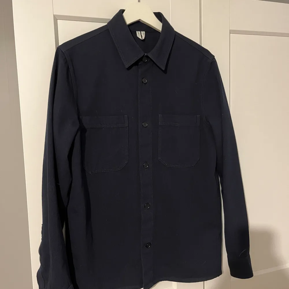 Säljer min overshirt från Arket i fint skick. Det är EUR 46 vilket motsvarar strlk S/M. Skriv vid fler bilder eller frågor! . Skjortor.