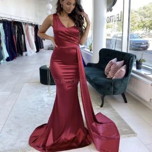 Vinröd balklänning - nyskick - Sjukt snygg vinröd balklänning endast använd en gång. Original priset är 3600kr, köpt från Leutrodress. Pris kan diskuteras!❤️för fler bilder skriv DM🌸