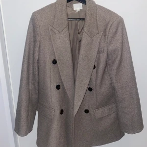VÅRKAPPA - Kort vårkappa i beiget från H&M