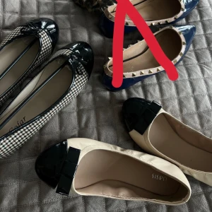 Ballerina skor - Säljer de två ballerina skorna (som inte är överstrukna med röd) båda är i storlek 40 och i nyskick!  Start bud på 200kr styck!