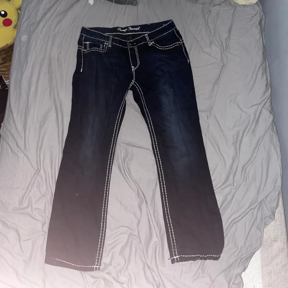 kolla pikachu i hörnet eyoo😭😭😭😭😭 drippy pants säg wallahhh. Jeans & Byxor.