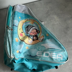 Skidskoväska konståkning - Väska från Edea. Lite sliten och har några fläckar. 