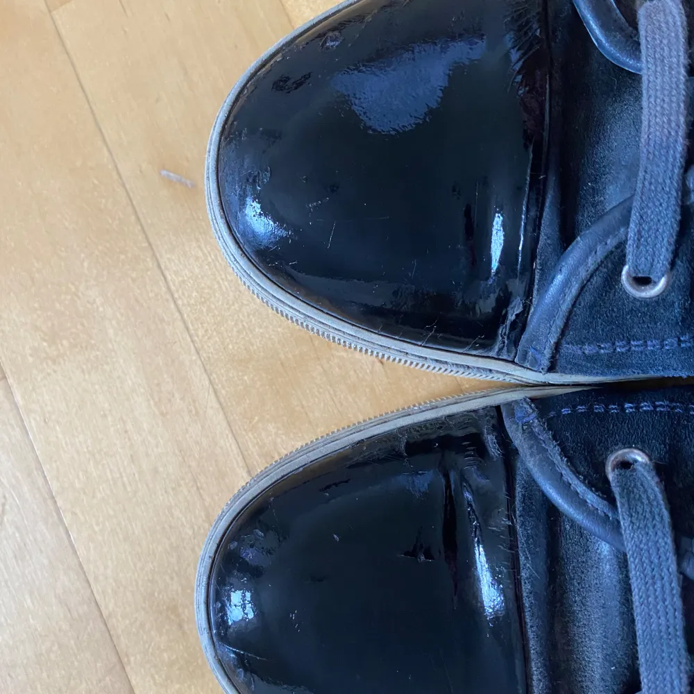 Tjena! Säljer nu dessa navy blue lanvin skor med shiny captoe. Skorna är storleken UK8 vilket motsvarar ungefär storlek 43. Skorna har några defekter på captoen och lagad innersula men utöver det är skorn i bra skick. Skriv vid minsta frågor🙌. Skor.