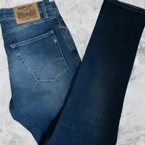 Trendiga och stilrena replay jeans  Skick 10/10, helt nya utan prislappar Vid frågor och funderingar, skriv privat.🥂🍾