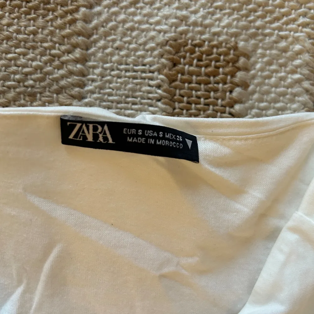 Säljer denna söta vita topp från Zara i storlek S. Skulle dock säga att den sitter som en XXS-S! Aldrig använd. . Toppar.