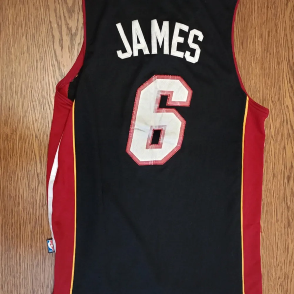 Lebron James Miami heat NBA Jersey Storlek S . T-shirts.