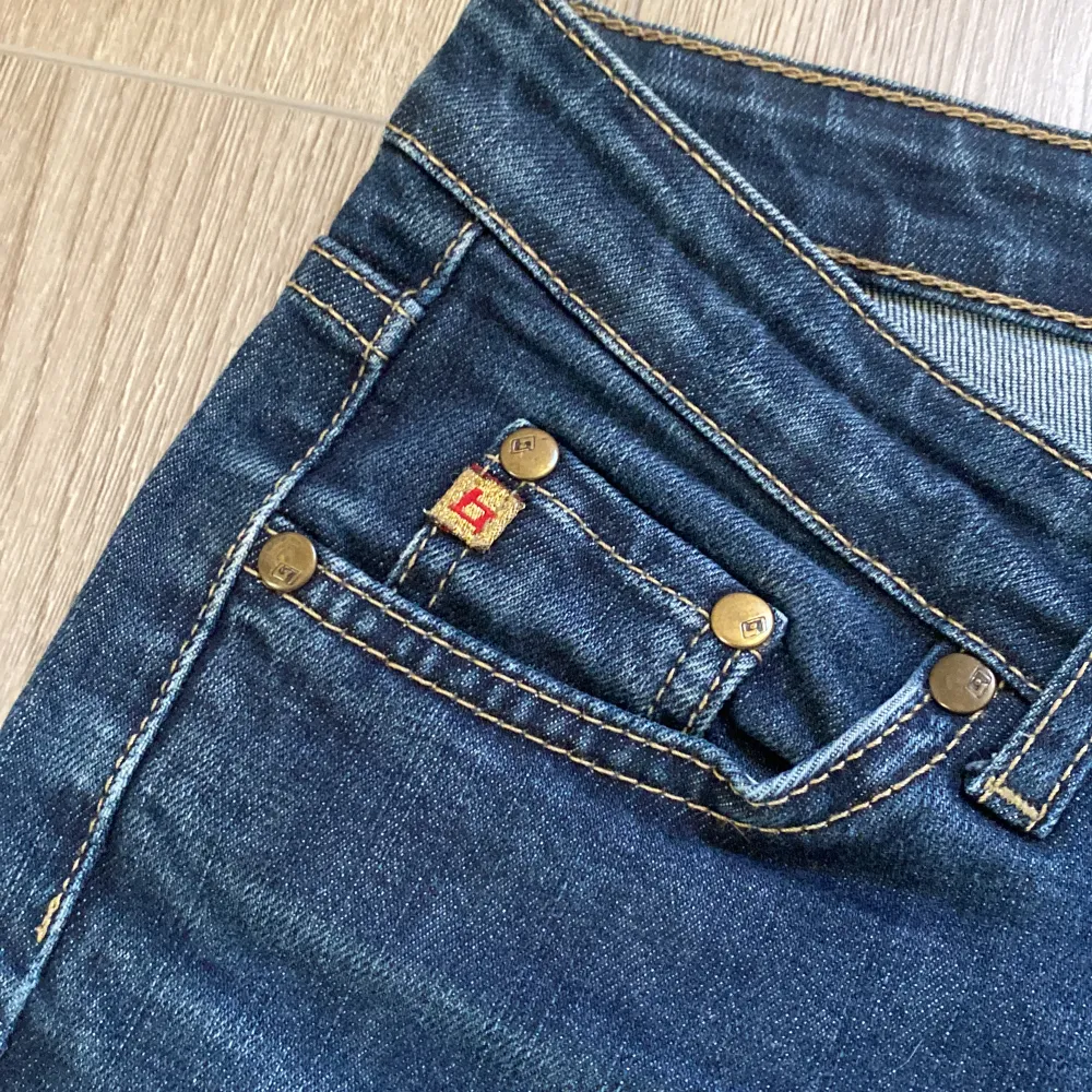 Säljer mina favorit jeans då det är för små!!😭 Skit snygga vintage jeans. Storlek 26 i midjan och de är bootcut . Jeans & Byxor.