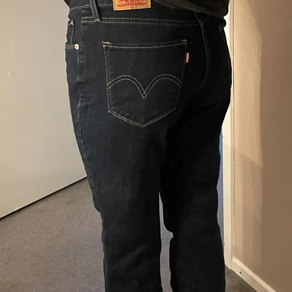 Levis jeans köpta i new york på Levis strl 27 Boocut använda fåtal gånger  En liten defekt men inget som syns, ( de bild 5 ) kanske går bort i tvätten. Nypris: ca 700kr. Jeans & Byxor.