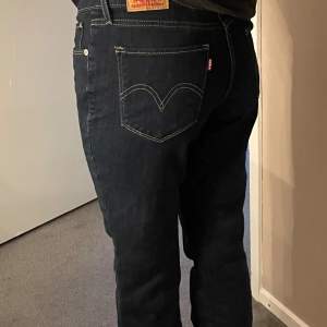 Levis jeans köpta i new york på Levis strl 27 Boocut använda fåtal gånger  En liten defekt men inget som syns, ( de bild 5 ) kanske går bort i tvätten. Nypris: ca 700kr
