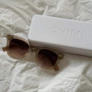 Ett av mina favvo solglasögon från Chimi i storlek 02. Inga tecken på användning, bara använda få gånger! Nypris 1200kr