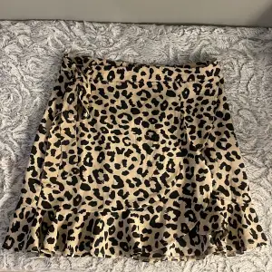 söt kjol med leopardmönster, dragkedja och knytning i sidan🦢