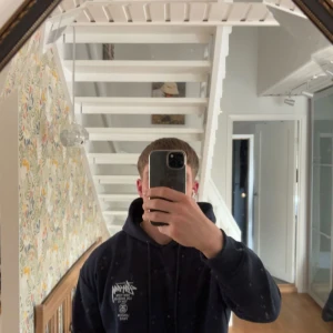 Stussy Hoodie - Säljer stussy hoodie storlek M   Jag är 175 och den sitter perfekt